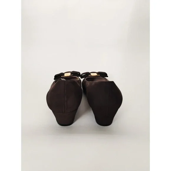 Salvatore Ferragamo Vara Pumps 5.5 B Brown Suede Gold Bow Block Heel Italy - Picture 3 of 8